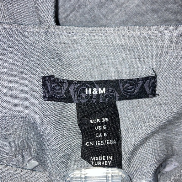 H&M Gray Pleated Skirt. Size 6 - Picture 3 of 3